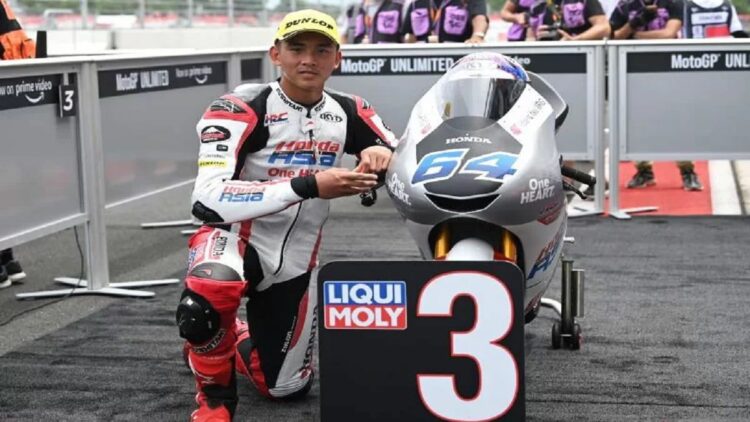 Pebalap Indonesia Mario Suryo Aji yang tergabung dalam Honda Team Asia berpose dengan sepeda motornya usai sesi kualifikasi Moto3 seri Pertamina Grand Prix of Indonesia 2022 di Pertamina Mandalika International Street Circuit, Lombok Tengah, NTB, Sabtu (19/3/2022). ANTARA FOTO/Andika Wahyu/nz.