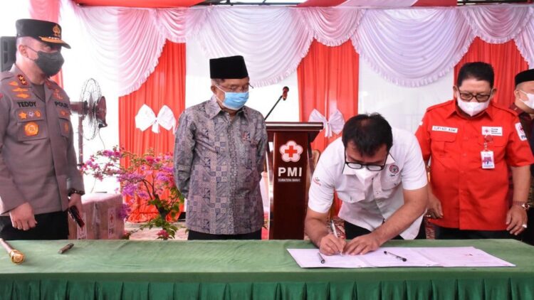 Kepala Departemen Bisnis Inkubasi Non Semen (BINS), Pri Gustari Akbar mewakili manajemen PT Semen Padang menandatangani nota kesepahaman dengan Dompet Dhuafa Singgalang dan PMI Provinsi Sumbar tentang pembuatan kajian konsep dan pembangunan rumah hunian sementara bagi korban bencana alam di Kabupaten Pasaman Barat (Pasbar) dan Pasaman, Sabtu (19/3/2022). Tampak menyaksikan Ketua Umum PMI Muhammad Jusuf Kalla (dua dari kiri). Kapolda Sumbar Irjen. Pol. Teddy Minahasa Putra (paling kiri) dan Wakil Ketua Bidang Pengembangan Sumber Daya & Dana, Suryadi Asmi (paling kanan).