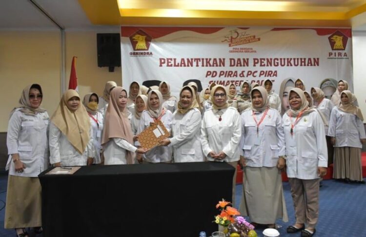 Penyerahan SK PD Gerindra Sumbar dari Ketua Umum PP PIRA Sumaryato Arsojo.