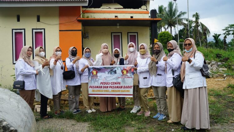 Ketua PD PIRA Sumbar bersama jajaran foto bersama usai menyerahkan bantuan kepada kader Gerindra yang rumahnya rusak terkena gempa.