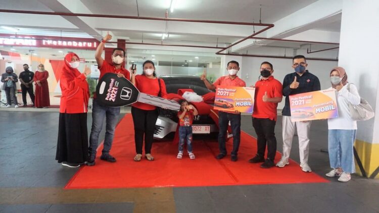 Telkomsel Serahkan Hadiah Mobil untuk Pelanggan di Program Poin Festival 1 Penyerahan Hadiah Mobil dari Telkomsel.