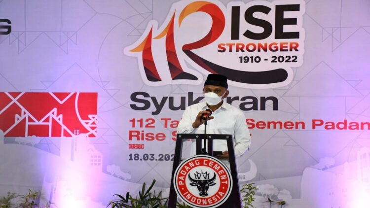 Plt Dirut Semen Padang Asri Muchtar.