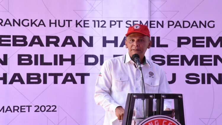 Plt Dirut Semen Padang Asri Muchtar.