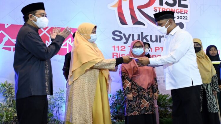 Plt. Dirut PT. Semen Padang Asri Mukhtar (baju putih kanan) bersama Direktur Keuangan, Tubagus M Dharury (paling kiri) menyerahkan tali asih pada perwakilan 4 panti asuhan pada Syukuran HUT ke-112, Jumat.