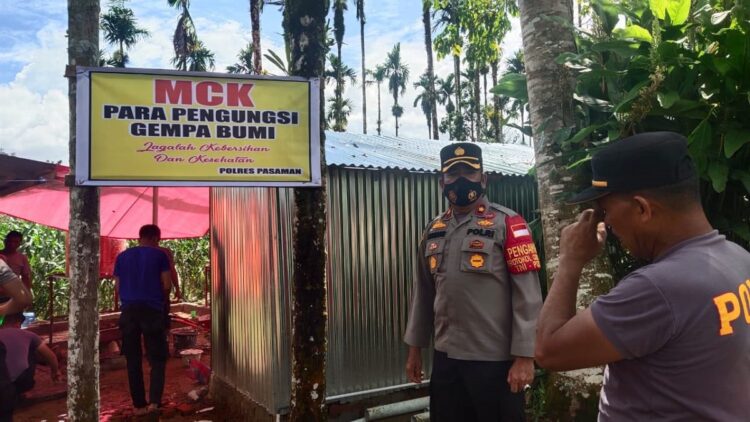 Polda Sumbar buat MCK untuk korban gempa.