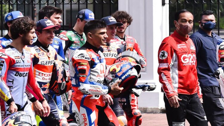 Presiden Jokowi Klaim Sirkuit Mandalika Tak Kalah dengan Negara Lain 1 Presiden Jokowi bersama para pembalap MotoGP (Foto: Humas Setkab/Agung)