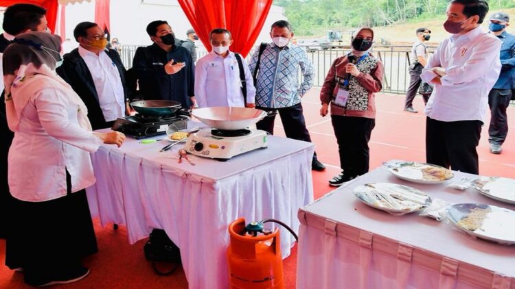 Menkeu Tetapkan PMK Denda untuk Jaga Kebutuhan Batu Bara dalam Negeri 1 Presiden Jokowi didampingi Seskab Pramono Anung dan sejumlah menteri pada acara groundbreaking proyek hilirisasi batu bara menjadi DME di Muara Enim, Sumsel, Senin (24/01/2022) (Foto: BPMI Setpres/Laily Rachev)