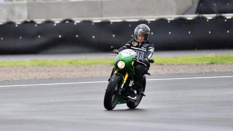 Presiden Jokowi saat menjajal sirkuit Mandalika. (ist)