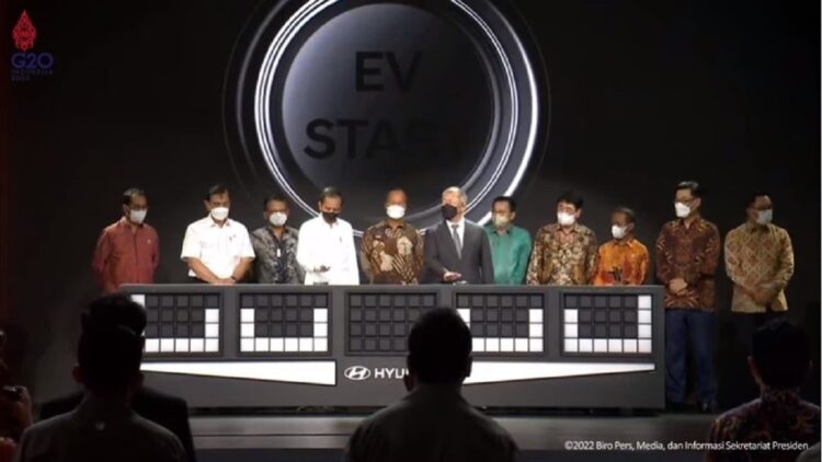 Presiden Jokowi Luncurkan Mobil Listrik Pertama Indonesia 1 Presiden Jokowi meluncurkan mobil listrik pertama yang diproduksi di Indonesia, di PT Hyundai Motor Manufacturing Indonesia, di Kabupaten Bekasi, Jawa Barat, Rabu (16/03/2022). (Sumber: Tangkapan Layar)