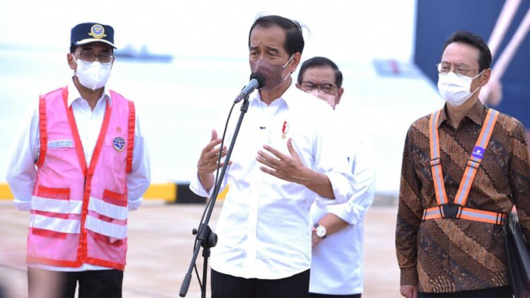Presiden Jokowi dalam keterangan pers usai pelepasan ekspor mobil ke sejumlah negara dari Pelabuhan Patimban, Kabupaten Subang, Provinsi Jawa Barat, Selasa (08/03/2022). (Foto: Humas Setkab/Teguh)
