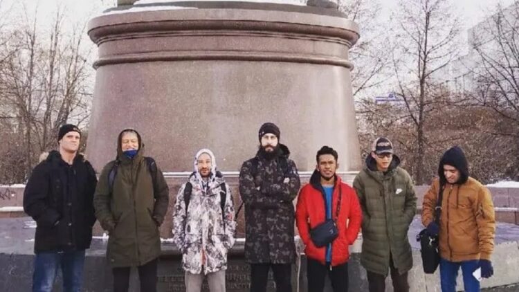 Rihan Salmon Aziz saat bersama rekan kuliahnya di Rusia.