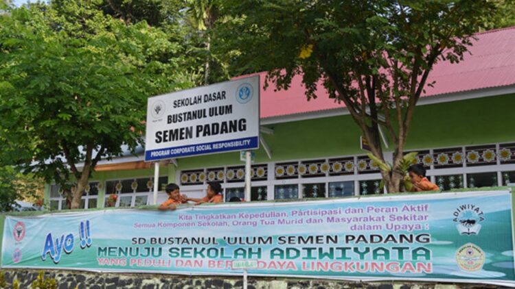 SD Bustanul Ulum, sekolah gratis bagi anak-anak kurang mampu yang dibiayai melalui CSR PT Semen Padang . Pada tahun 2021, PT Semen Padang mengalokasikan dana CSR melalui Yayasan Igasar PT Semen Padang untuk biaya operasional sekolah ini sebesar Rp850 juta. Salah satu Bukti kepedulian PT Semen Padang terhadap Kecamatan Pauh dan sekitarnya.