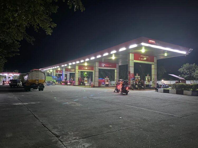 Andre Rosiade dan Dirut Pertamina Patra Niaga bakal Datang, Solar Lancar di Padang 1 Penjualan solar di SPBU Lubuk Buaya Kota Padang, terlihat lancar pada Rabu (30/3/2022) sekitar pukul 22.30 WIB.