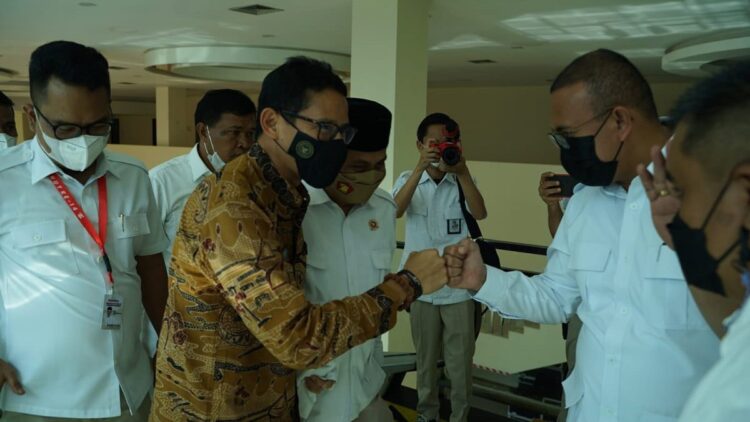 Hadir di Rakorda Gerindra Sumbar, Sandiaga Uno Gelorakan Prabowo Presiden 2024 1 Menparekraf RI, Sandiaga Uno bertemu Andre Rosiade di Rakorda Gerindra Sumbar.