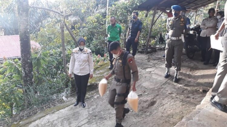 Jelang Ramadan, Satpol PP Padang Amankan Ratusan Liter Tuak 1 Satpol PP Padang amankan ratusan liter tuak.