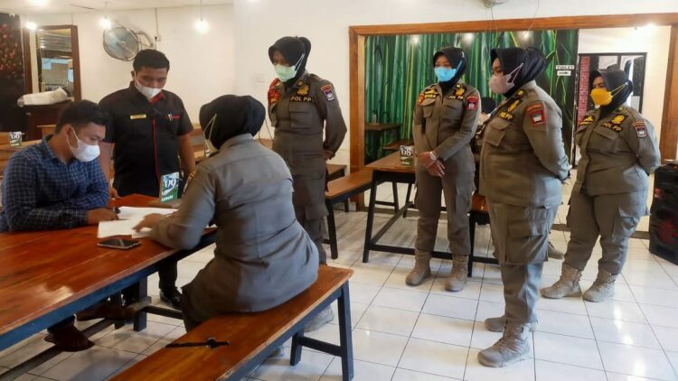 Satpol PP Padang lakukan sosialisasi kepada pemilik kafe terkait aturan selama Ramadan.