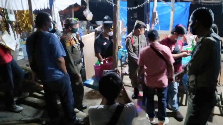 Live di Instagram, Warung Remang-Remang di Padang Didatangi Satpol PP 1 Satpol PP Padang razia warung remang remang di kawasan Tunggul Hitam.