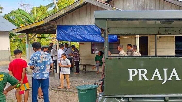 Satpol PP Pariaman amankan tuak dari rumah warga.