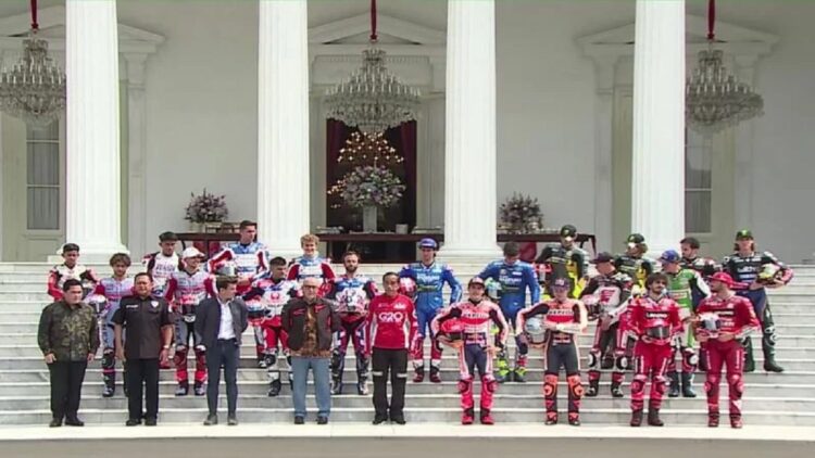 Presiden Jokowi Audiensi dengan Pebalap MotoGP di Istana Merdeka, Siapa Saja? 1 Tangkapan layar Presiden RI Joko Widodo berfoto bersama para pebalap MotoGP di Istana Kepresidenan, Jakarta, Rabu (16/3/2022). ANTARA/Rangga Pandu Asmara Jingga