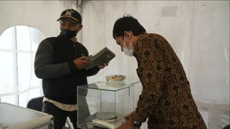 Kegiatan tera ulang timbangan pedagang pasar di Padang Panjang. (ANTARA/HO-Diskominfo)