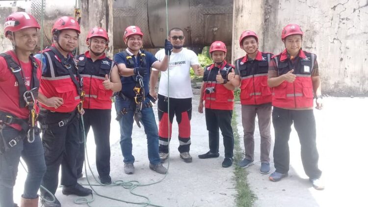 GM Komunikasi & Legal PT Semen Tonasa, Said Khalik (tiga dari kiri) dan Wakil Koordinator Lapangan TRC  Semen Padang, Marsudi (tengah) foto bersama  dengan TRC Semen Padang usai latihan penyelamatan di ketinggian 9vertikal rescue) di Pabrik Indarung I PT semen Padang, Rabu (23/3/2022).