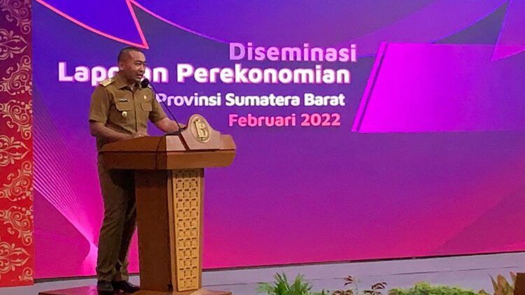 Wagub Audy saat memberikan sambutan dalam iven Diseminasi Laporan Perekonomiaan Sumbar.