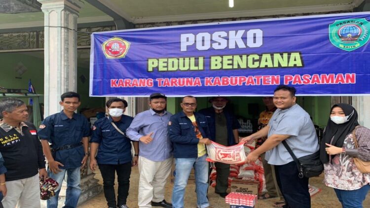 Direktur Operasional & HR Berkarya Indonesia Group Riau, Ulul Azmi menyerahkan bantuan gempa di Pasaman dan Pasbar. (IST)