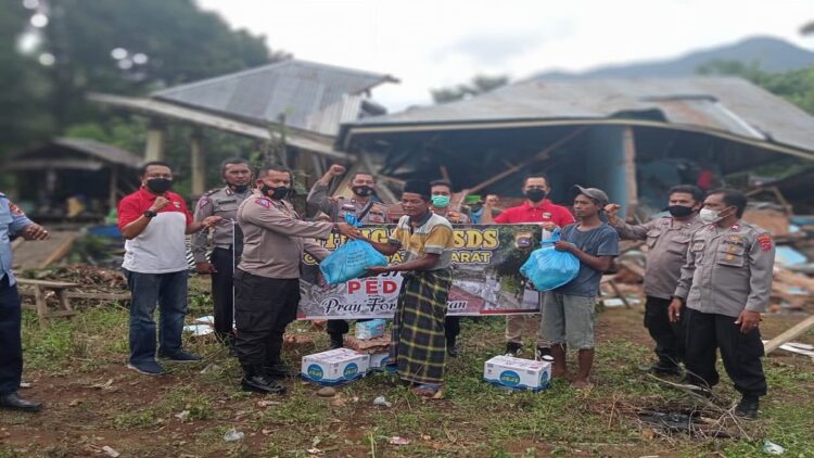 Ketua DSD Polda Sumbar angkatan 1997/1998, AKP Martadius menyerahkan bantuan kepada korban gempa Pasaman-Pasbar. (IST)