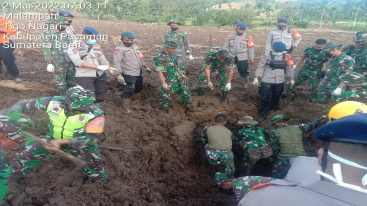 Tim Gabungan Berhasil Evakuasi Satu Korban Tanah Longsor di Malampah, Pasaman 1 Proses evakuasi korban longsor di Malampah, Kecamatan Tigi Nagari, Kabupaten Pasaman, Rabu (2/3/2022). (Dok. Basarnas)