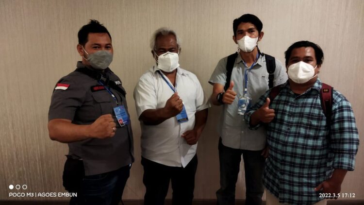 Dari kiri ke kanan, Heru Iriawan, Akhmad Edhy Aruman, Adiyansyah Lubis, Agoes Embun berfoto bersama usai dinyatakan lulus UKW. (IST)