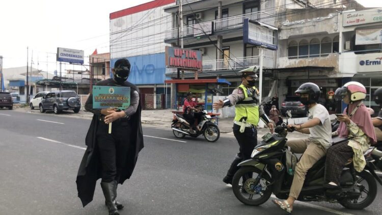 Polisi superhero diterjunkan Satlantas Polresta Padang untuk memberikan sosialisasi tertib berlalu lintas. (IST)