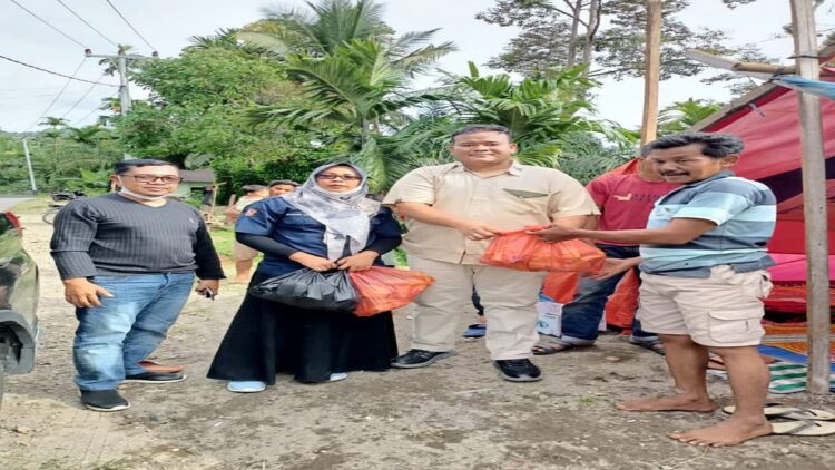 Ketua Forum Insinyur Muda PII Wilayah Riau Ulul Azmi menyerahkan bantuan kepada korban gempa Pasbar. (IST)