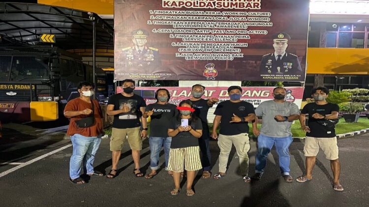 Pura-pura Beli Baju, IRT di Padang malah Bawa Kabur HP Pemilik Toko 1 Wanita asal Kerinci ini harus berurusan dengan polisi karena mencuri 1 unit HP. (IST)