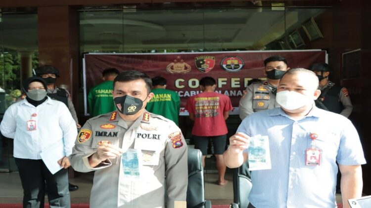 Kapolresta Padang Kombes Pol Imran Amir didampingi oleh Kasat Reskrim Kompol Dedy Adriansyah Putra mengelar jumpa pers dalam kasus cabul, Rabu (9/3/2022). (IST)