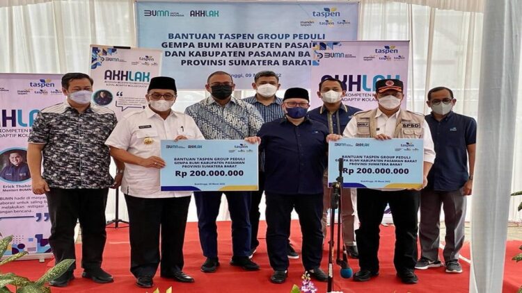 Anggota DPR RI Andre Rosiade bersama jajaran Taspen Group saat menyalurkan bantuan gempa untuk warga Pasaman dan Pasaman Barat. (IST)