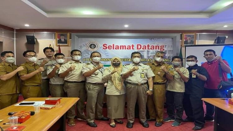 Cegah Wabah Rabies, Disnak dan Balai Karantina Perketat Pengawasan Keluar Masuk HPR di Sumbar 1 Rapat bersama Karantina Kelas I Lampung, Balai Karantina Kelas II Cilegon, Balai Karantina Kelas I A Padang dan Dinas Peternakan dan Kesehatan Hewan (Disnak) di Padang pada Februari lalu. (IST)