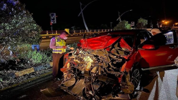 Mobil Honda CRV ini rusak parah usai menabrak dumptruck di jembatan fly over Padangpariaman. (IST)