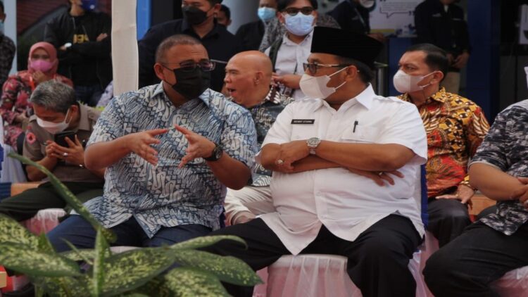Bupati Pasaman Benny Utama berbincang dengan Anggota DPR RI Andre Rosiade. (IST)