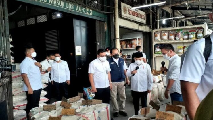Wakil Presiden Ma'ruf Amin mengecek ketersediaan beras di Pasar Induk Beras Cipinang, Jakarta pada Jumat (11/3/2022) (ANTARA)