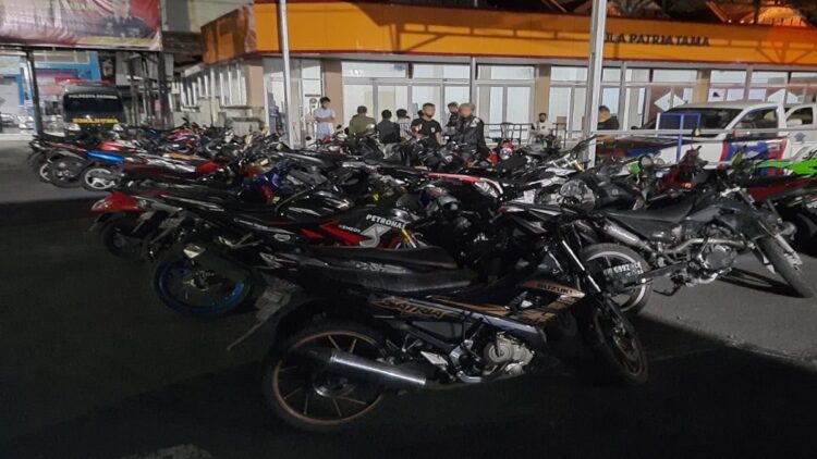 49 Motor-Mobil di Padang Dikandangkan saat Razia, Kasat Lantas: Kebanyakan Pakai Knalpol Brong 1 Puluhan motor dan motil diamankan polisi karena terjaring razia. (IST)