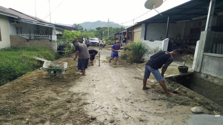 Warga Perumahan Abi Singgalang Batas Kota Blok Siapa Takut, Nagari Kasang, Kabupaten Padangpariaman mengadakan gotong royong sambut bulan Ramadan. (IST)