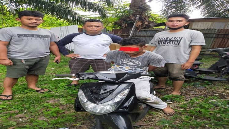 Sembunyi di Semak-semak, Pelaku Curanmor di Padang Ini Diringkus Polisi 1 Pelaku curanmor ini ditangkap polisi setelah bersembunyi di semak-semak. (IST)