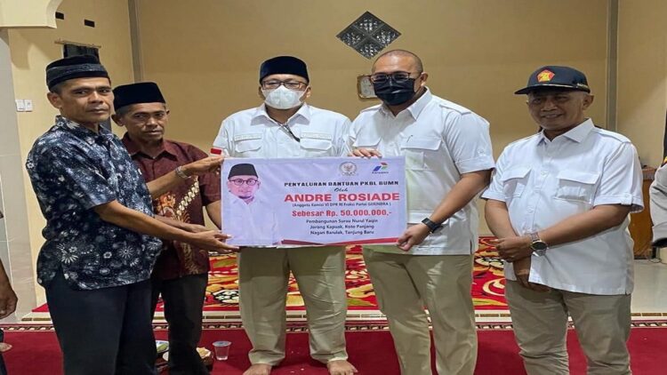 Andre Rosiade Bantu Mushalla Nurul Yakin Tanahdatar 1 Anggota DPR RI Andre Rosiade menyerahkan bantuan untuk Mushalla Nurul Yakin, Jorong Kapuak Koto Panjang, Nagari Barulak, Kecamatan Tanjung Baru, Kabupaten Tanahdatar. (IST)