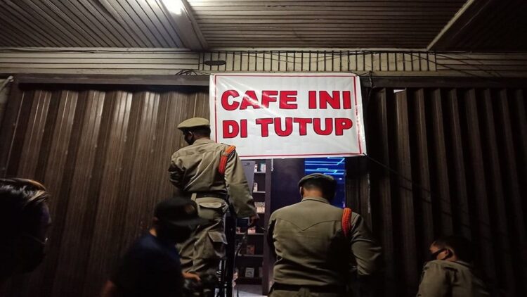 Satpol PP Padang memasang plang penutupan Kafe Situ Party. (Foto: Satpol PP Padang)