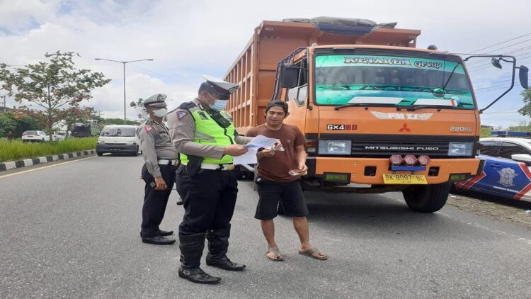 Polresta Padang melakukan pemeriksaan terhadap kendaraan yang over kapasitas. (IST)