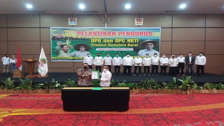 Lantik Pengurus HKTI di Sumbar, Fadli Zon Minta Tingkatkan Sinergi dengan Pemda 1 Ketum HKTI Fadli Zon menyerahkan SK pelantikan kepada Ketua DPD HKTI
Sumbar Ferli Arlius, Jumat (18/3/2022) di Hotel Truntum Padang. (IST/HKTI Padang/radarsumbar.com)