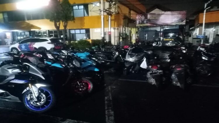 Polisi Kandangkan 41 Kendaraan saat Razia Gabungan di Padang 1 Puluhan kendaraan dibawa ke Mapolresta Padang karena terjaring razia petugas. (IST)