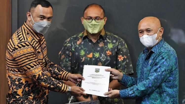 Anggota DPR RI Andre Rosiade dan Bupati Sijunjung Benny Dwifa Yuswir bersama Menteri Koperasi dan UKM Teten Masduki. (IST)