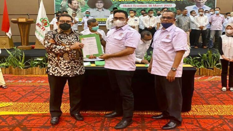 Dilantik Fadli Zon, Dafrawira De Hansen Pimpin HKTI Padang 1 Ketua Umum DPN HKTI Fadli Zon menyerahkan SK DPC HKTI Kota Padang kepada Dafrawira De Hansen didampingi Sekretaris Zulkifli Nurdin. (IST)