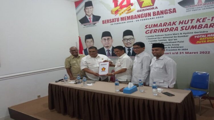 Penyerahan SK DPP Partai Gerindra soal pergantian Ketua DPC Partai Gerindra Kota Padang dari Sekretaris DPD Partai Gerindra Sumbar Evi Yandri Rajo Budiman kepada Ketua DPC Partai Gerindra Kkota Padang Verry Mulyadi. (IST)